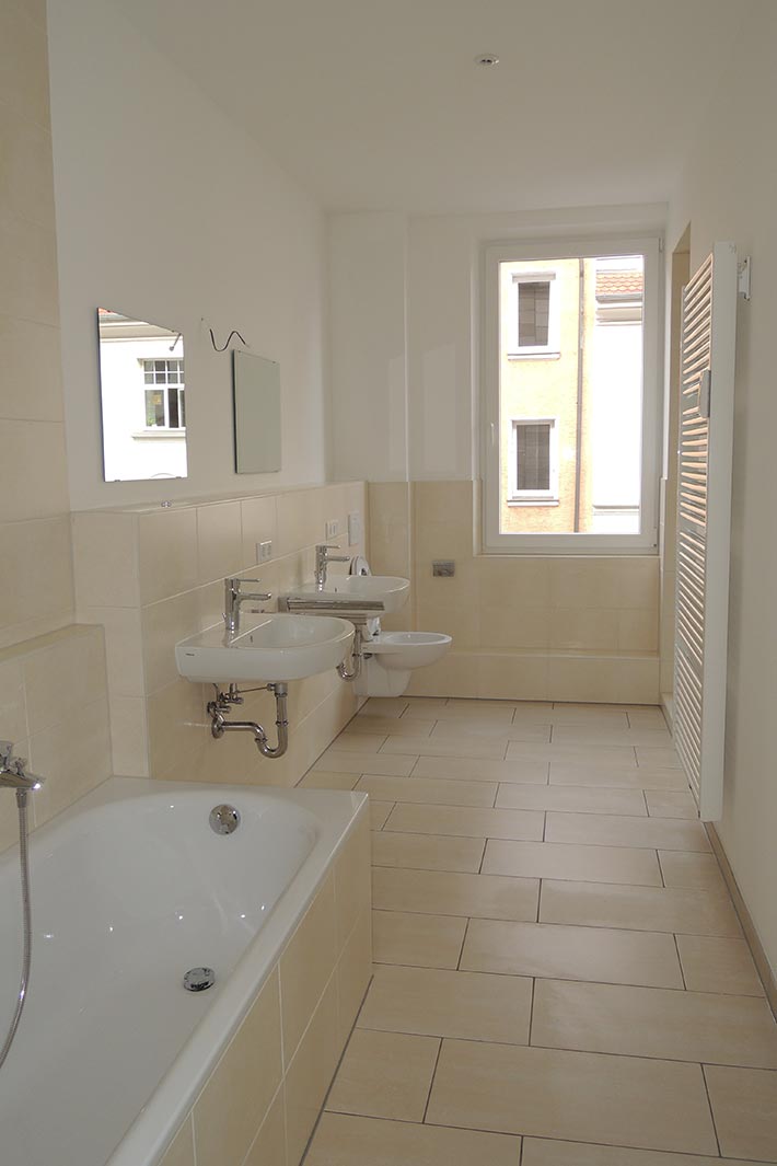 Komplettinnen- und Hofsanierung mit Anbau Balkone