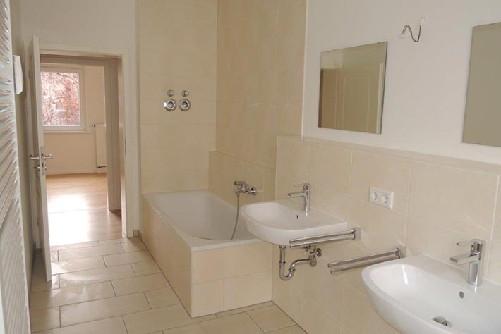 Komplettinnen- und Hofsanierung mit Anbau Balkone